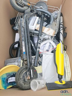 une boîte en carton remplie d'articles ménagers divers