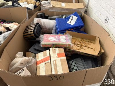 de nombreux cartons remplis d'objets qui traînent par terre
