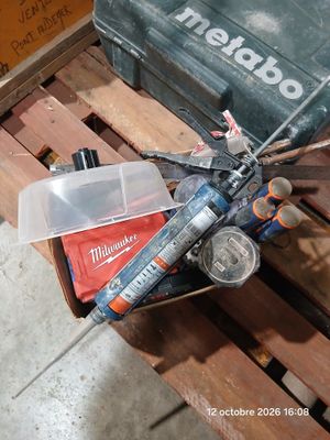 une caisse d'outils posée sur une palette à côté d'une boîte à outils