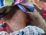 gros plan de la tête d'une femme portant un chapeau coloré