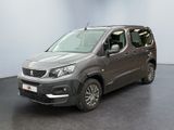 Une camionnette Peugeot Citroën garée dans un showroom au sol noir