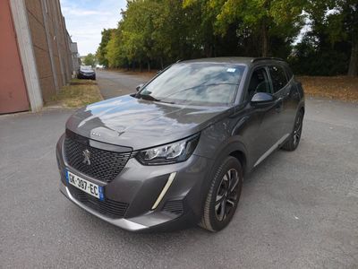 La voiture grise est garée sur le bord de la route.