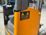 un chariot élévateur équipé d'une fourche à l'arrière