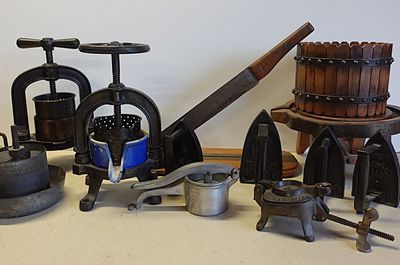 les nombreux types d'outils qui se trouvent sur la table