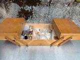 une petite table en bois avec un tiroir rempli d'objets