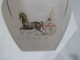 un vase orné d'un dessin représentant un cheval tirant une calèche