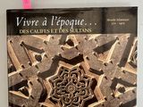 un livre posé sur une table à côté d'une horloge