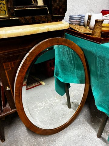 Miroir biseauté cadre ovale. 81 x 63 cm