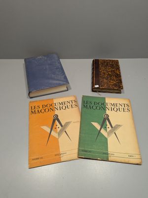 trois livres posés sur une table blanche, l'un à côté de l'autre