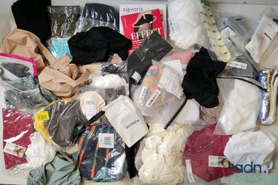 un tas de vêtements et d'autres objets posés sur une table