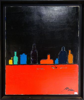 une peinture représentant des bouteilles posées sur une table rouge, sur fond noir