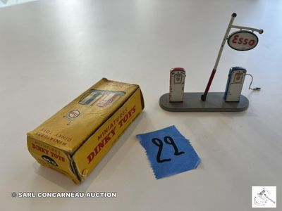 un paquet de cigarettes posé à côté d'un autre paquet de cigarettes