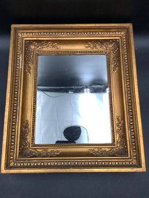 Petit miroir fixé dans un cadre ancien en bois et plâtre dor…