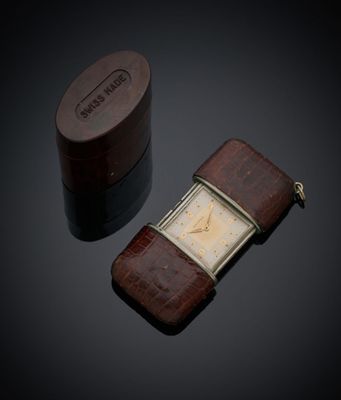 une montre et un étui posés l'un à côté de l'autre sur une table