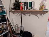 une pièce dans laquelle se trouve une étagère sur laquelle est posé un sapin de Noël