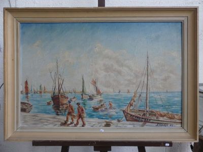 une photo d'un tableau posé sur un chevalet, avec un bateau en arrière-plan