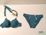un bikini bleu et un soutien-gorge bleu orné de boutons