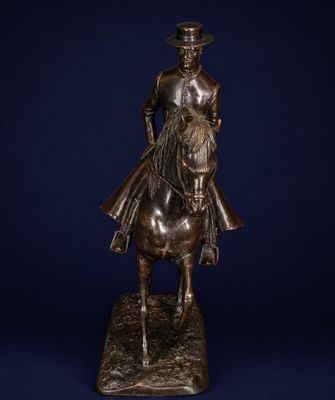 une statue en bronze représentant un homme à cheval, coiffé d'un chapeau