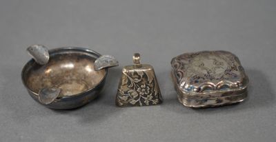 trois couverts posés les uns à côté des autres sur une table