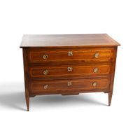 Commode droite en bois de placage à décor marqueté de filets… (photo 2)