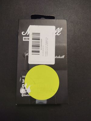 le dos d'un paquet d'autocollants jaunes sur une surface noire