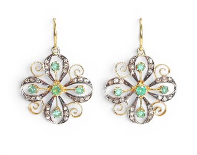 une photo d'une paire de boucles d'oreilles ornées de pierres vertes et blanches