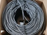 un gros plan d'une boîte contenant tout un tas de fils