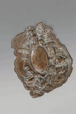 un plateau en argent orné d'une fleur, posé sur une table
