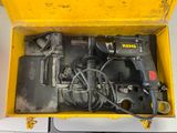 une boîte jaune contenant tout un tas d'outils