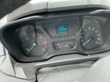un gros plan sur le tableau de bord d'une voiture avec un compteur de vitesse