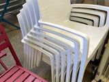 un grand nombre de chaises dans une pièce