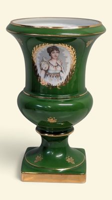 un vase vert orné d'une image représentant une femme