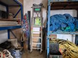 une photo d'une chambre en désordre avec une échelle et d'autres objets