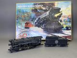 deux petits trains assis l'un à côté de l'autre sur une table