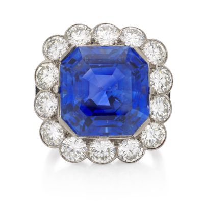 une bague en saphir et diamant