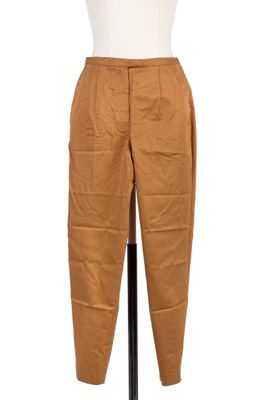 une image représentant un mannequin au torse blanc et portant un pantalon marron
