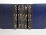 une pile de quatre livres bleus empilés les uns sur les autres