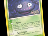 gros plan d'une carte pokemon sur fond noir