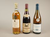 trois bouteilles de vin posées l'une à côté de l'autre sur une table