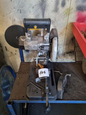 une machine posée sur une table dans une pièce