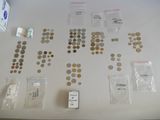 beaucoup de pièces qui sont sur la table