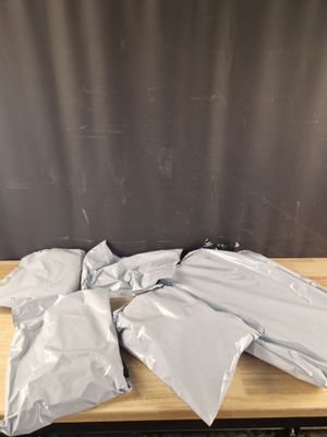 une table en bois sur laquelle sont posés des sacs de nourriture