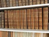beaucoup de vieux livres sur une étagère dans une bibliothèque