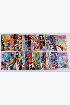 une pile de bandes dessinées posée sur une table blanche