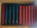 une boîte remplie de livres posés sur une étagère