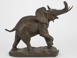 statue en bronze représentant un éléphant posé sur un rocher, sur fond blanc