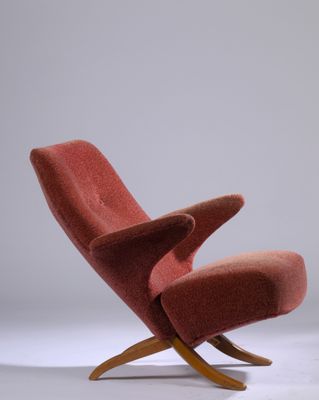 une image représentant une chaise rouge avec des pieds en bois et une assise rouge