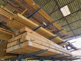 un gros tas de bois empilé les uns sur les autres dans un entrepôt