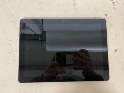 quelqu'un qui se prend en photo dans un miroir avec son téléphone portable