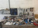 un établi avec de nombreux outils dans un garage